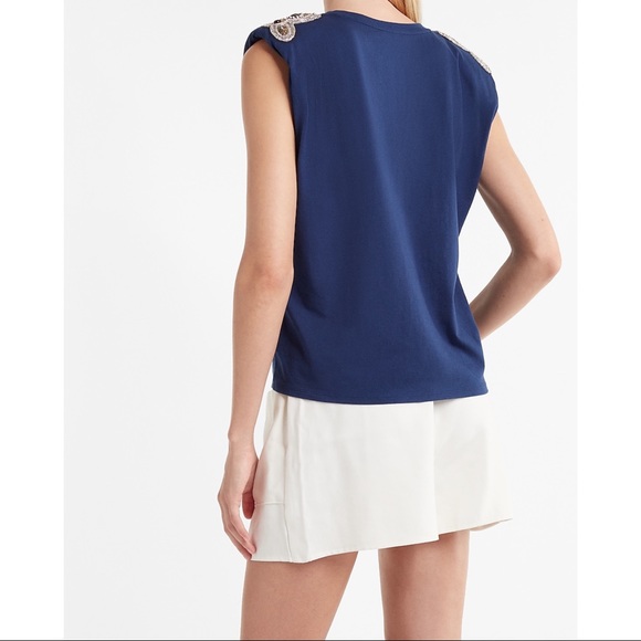 EXPRESS Embellished Padded Shoulder Crew Neck Tee - Picture 15 of 16